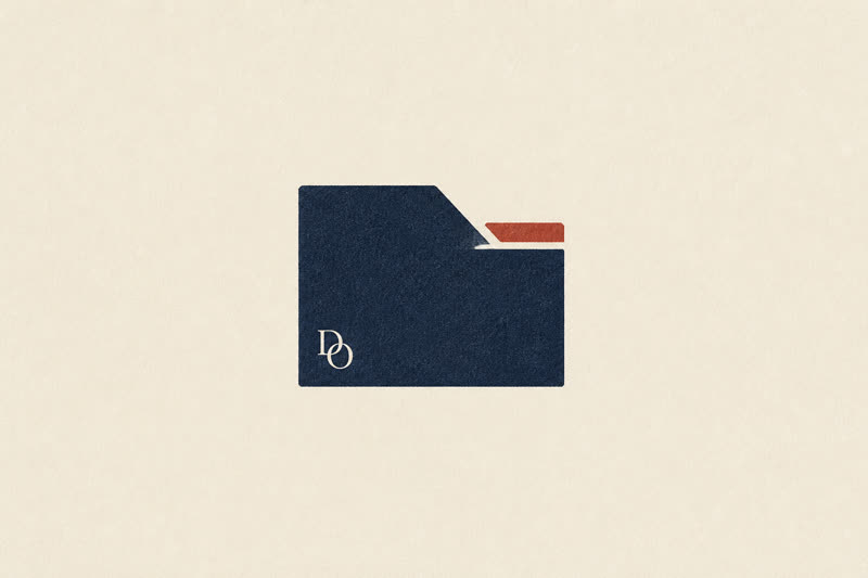 Dossier OS mark: navy file-tab silhouette with a stamp-red notch and DO monogram.